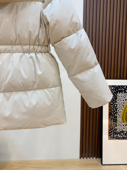 プラダ「Prada」冬の新作 フード付きダウンジャケット