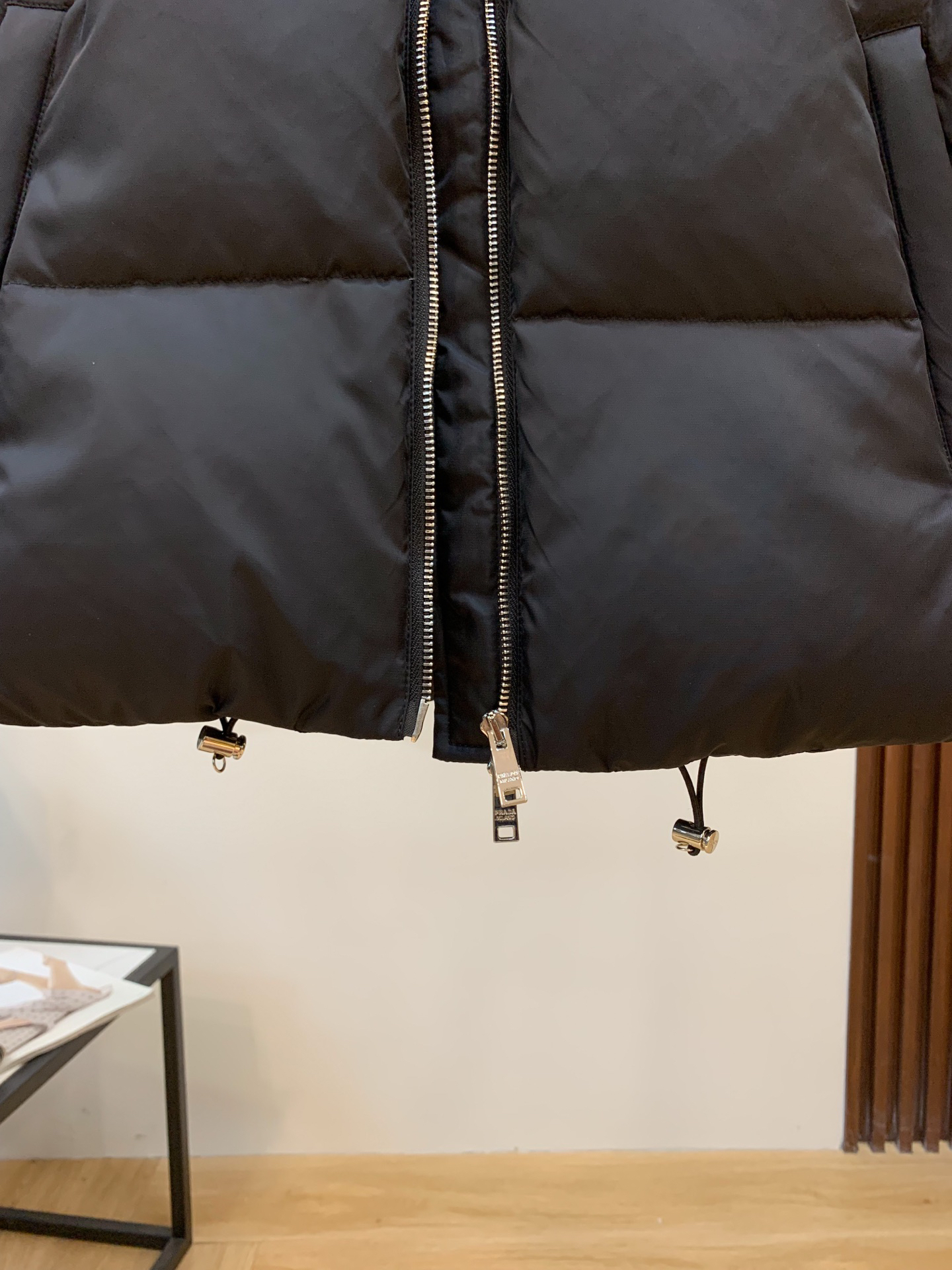 プラダ「Prada」冬の新作 フード付きダウンジャケット