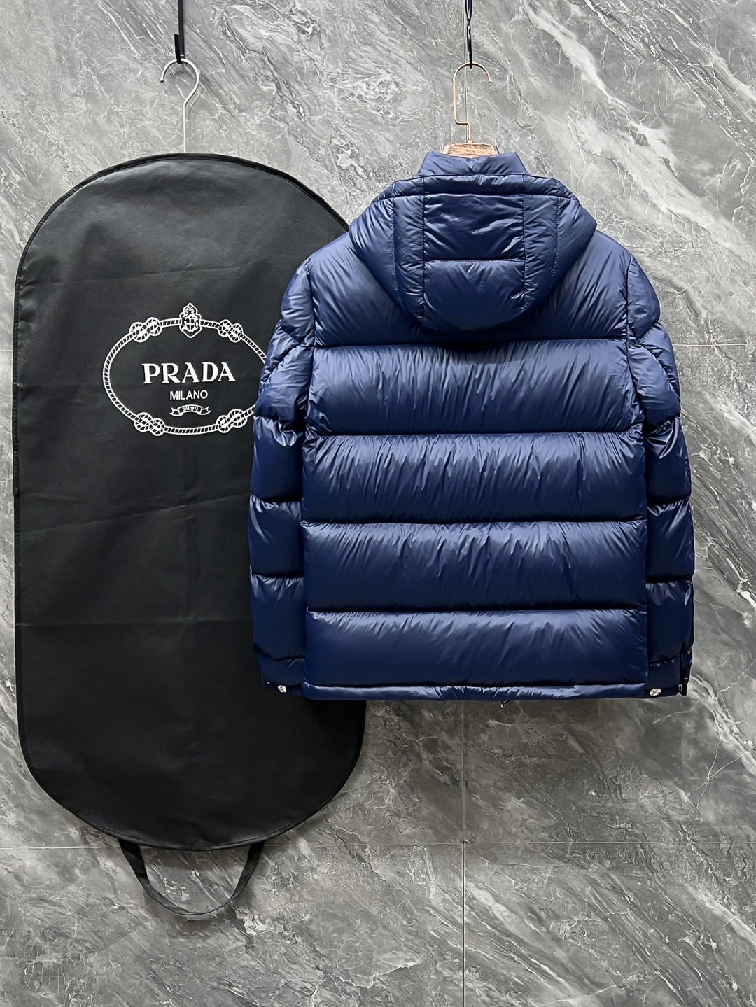 プラダ「Prada」秋冬ダウンジャケット スタンドカラー