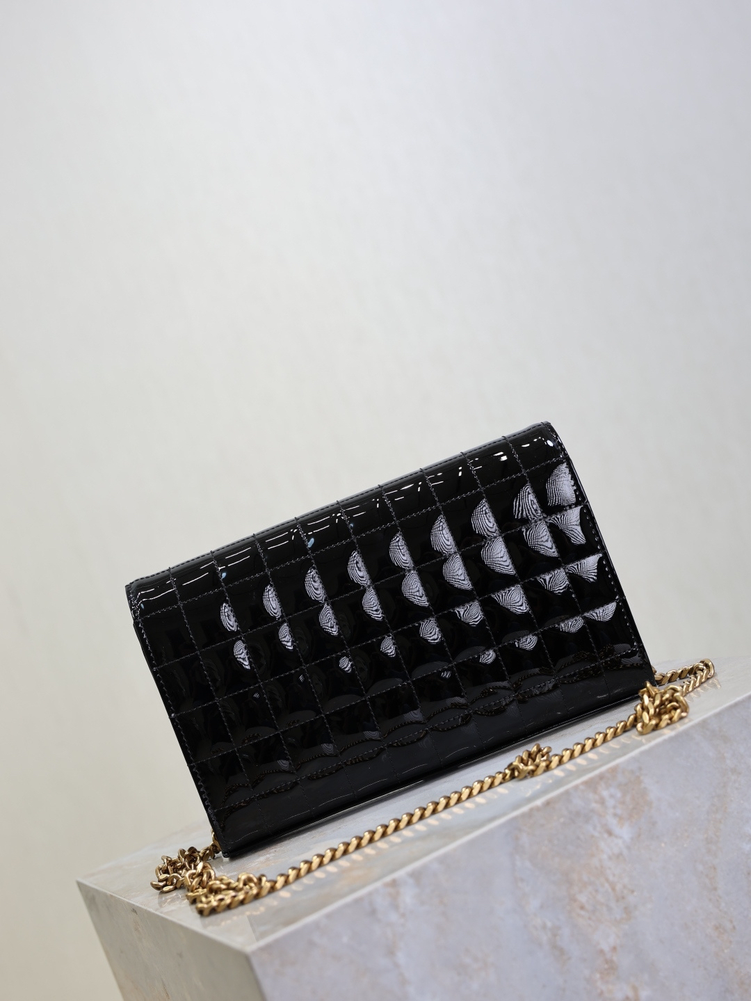 2026サンローラン「Saint Laurent CASSANDRE レザーチェーンウォレット グランド