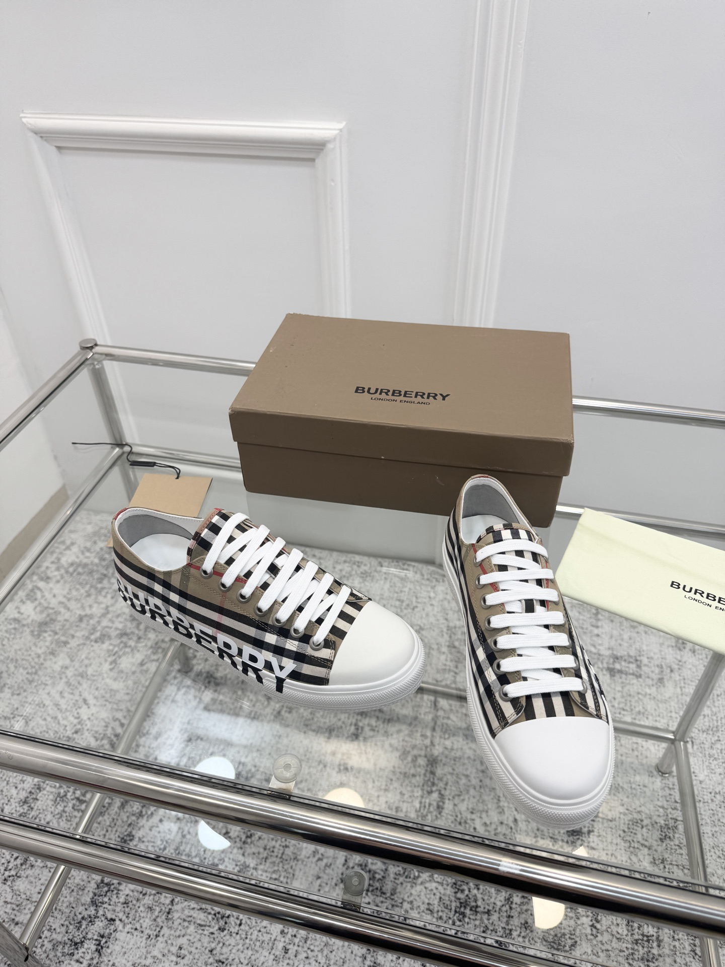バーバリー「Burberry」バーバリー テラス スニーカー / ユニセックスキャンバスシューズ