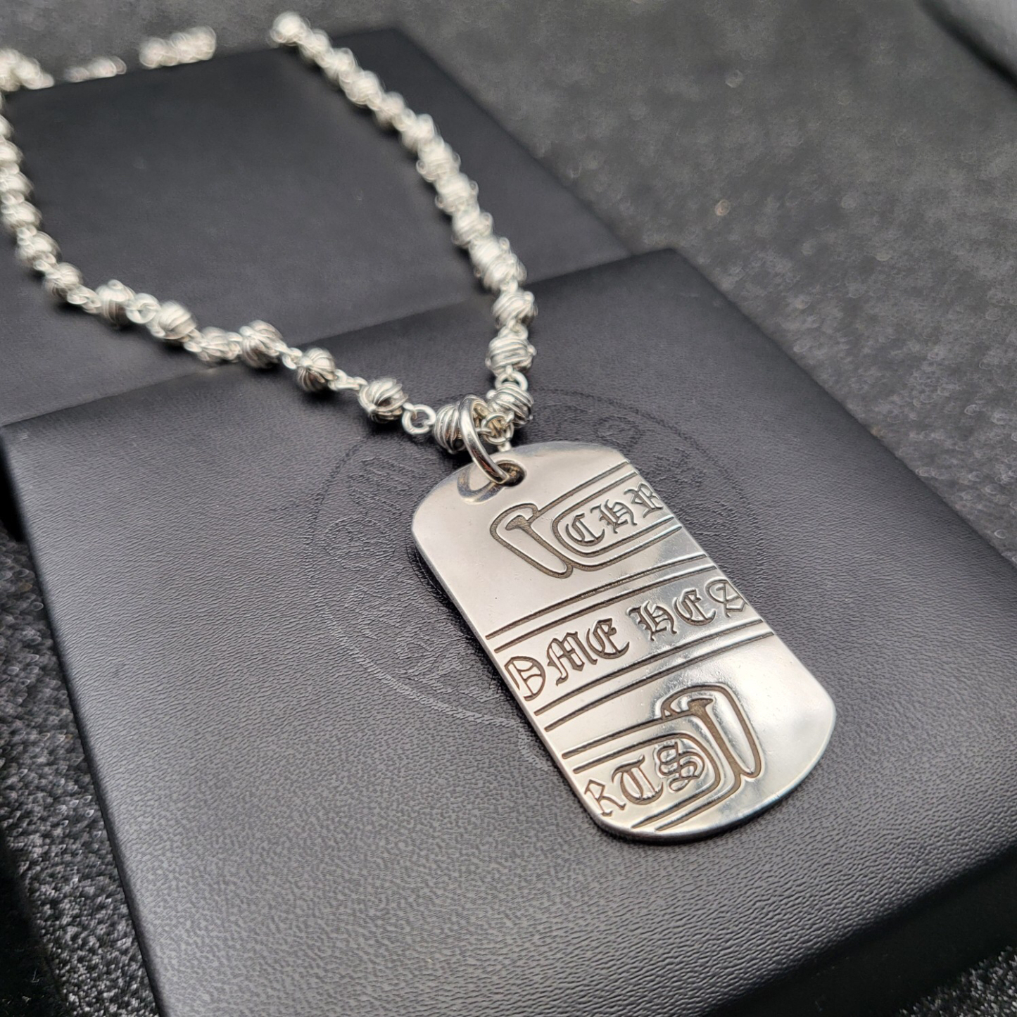 クロムハーツ「Chrome Hearts」のクラシックネックレス - 日常に上品なアクセントを添えるユニセックスモデル