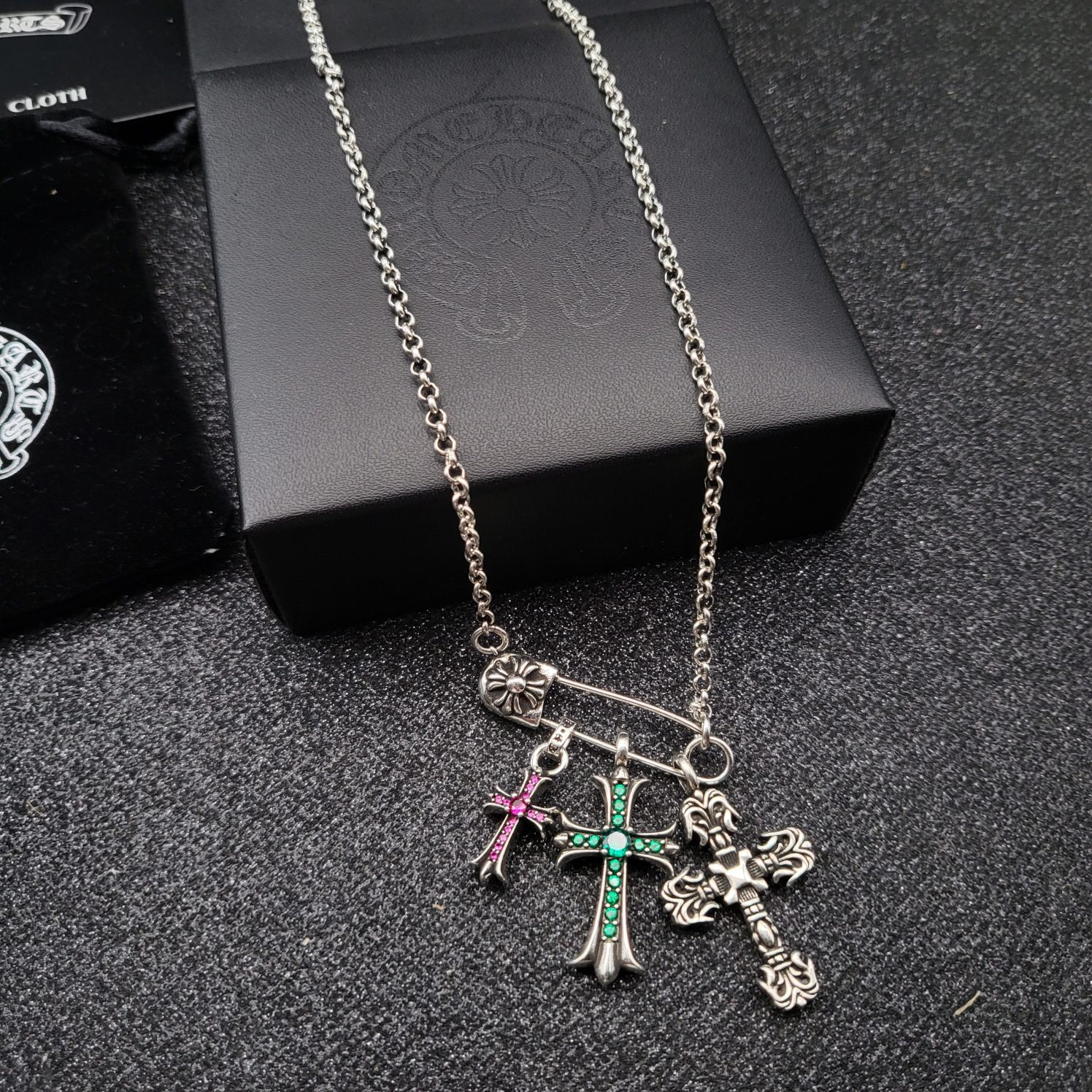 クロムハーツ「Chrome Hearts」のクラシックネックレス - 日常に上品なアクセントを添えるユニセックスモデル