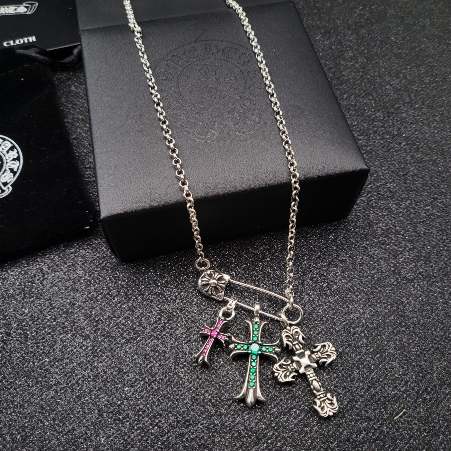 クロムハーツ「Chrome Hearts」のクラシックネックレス - 日常に上品なアクセントを添えるユニセックスモデル