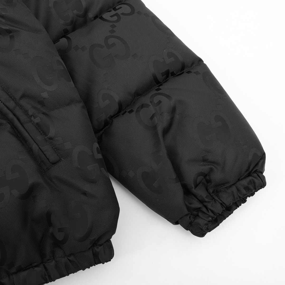 GUCCI 23FW の大きな GG の隠し模様ジヶードパターンのダウンジャケット
