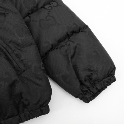GUCCI 23FW の大きな GG の隠し模様ジヶードパターンのダウンジャケット