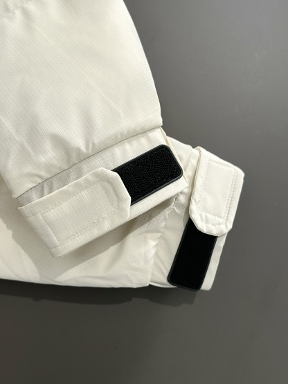 バレンシアガ「Balenciaga」‌秋冬フード付きダウンジャケット