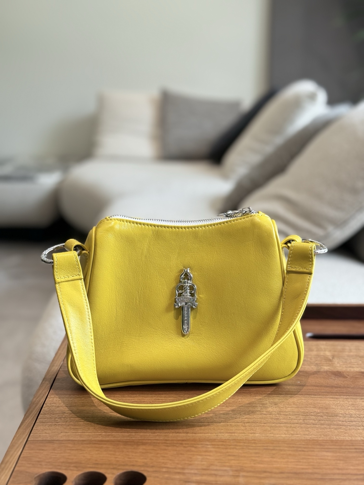 クロムハーツ「Chrome Hearts」十字架のショルダーバッグ