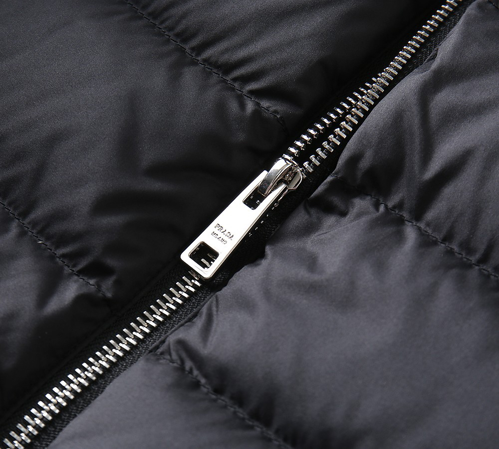 プラダ「Prada」秋冬ダウンジャケット