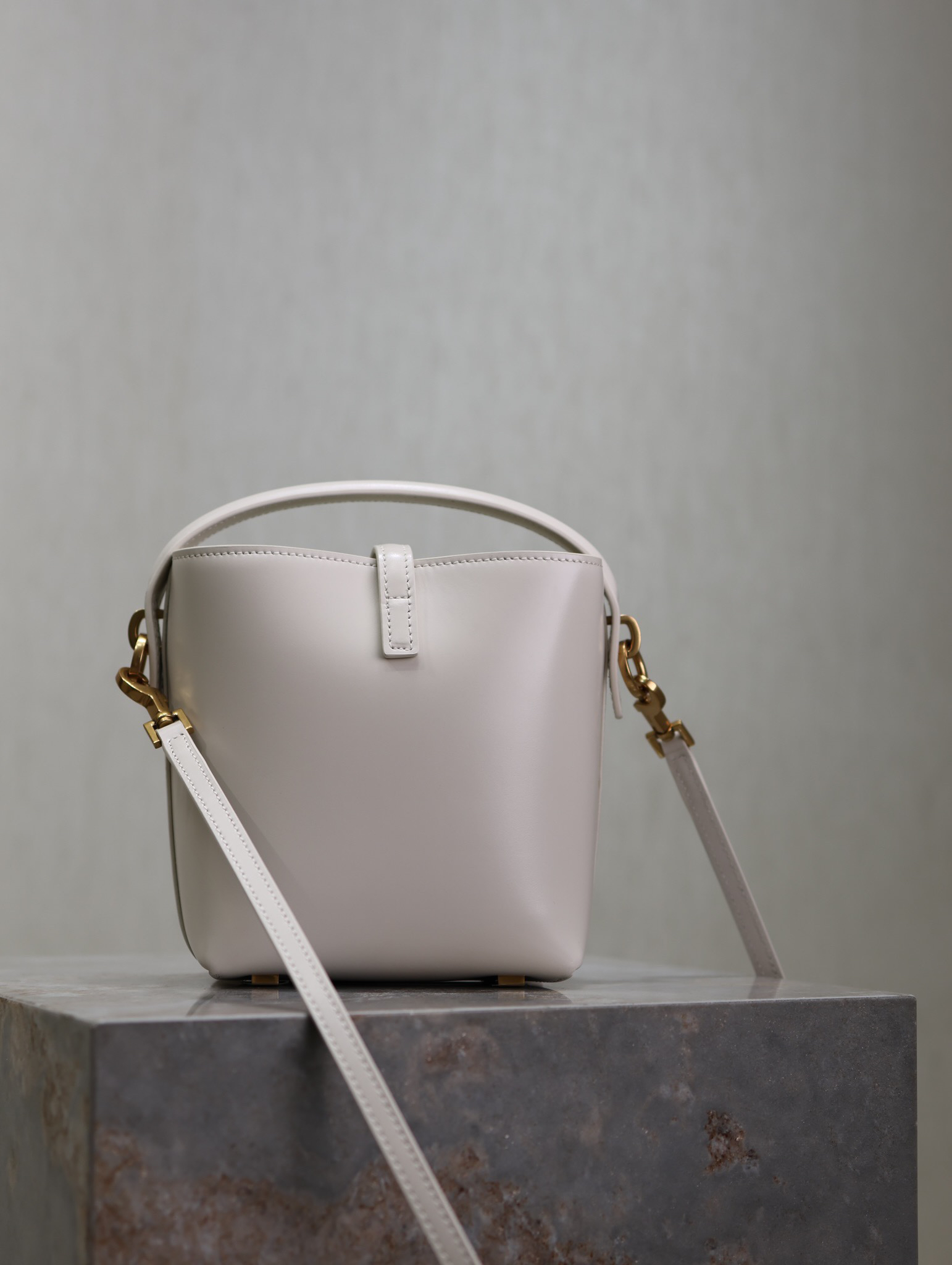 2026サンローラン「Saint Laurent LE 37 ミニ スムースカーフレザー バケツバッグ