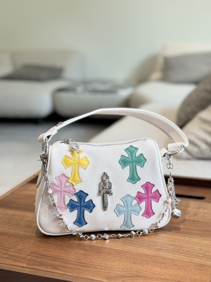 クロムハーツ「Chrome Hearts」十字架のショルダーバッグ