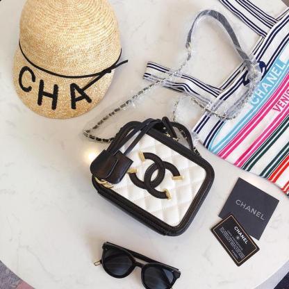 シャネル「Chanel」「シャネル」 チェーン クラッチ 3色