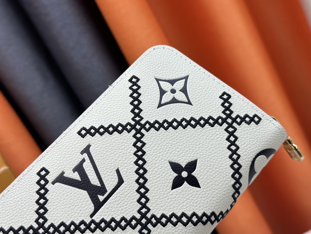 ルイ・ヴィトン ジッピー･ウォレット「エンボス 刺繍」