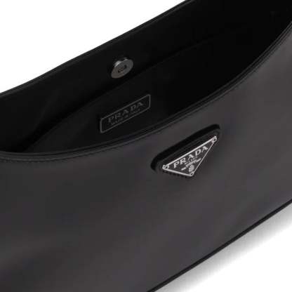 プラダ「Prada」クレオ ブラッシュドレザー ショルダーバッグ ブラック