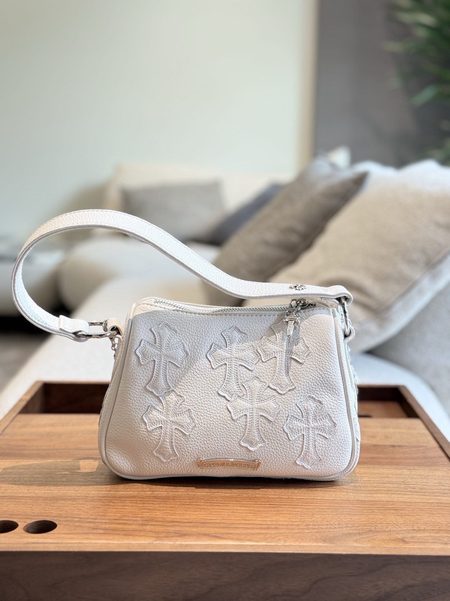 クロムハーツ「Chrome Hearts」十字架のショルダーバッグ