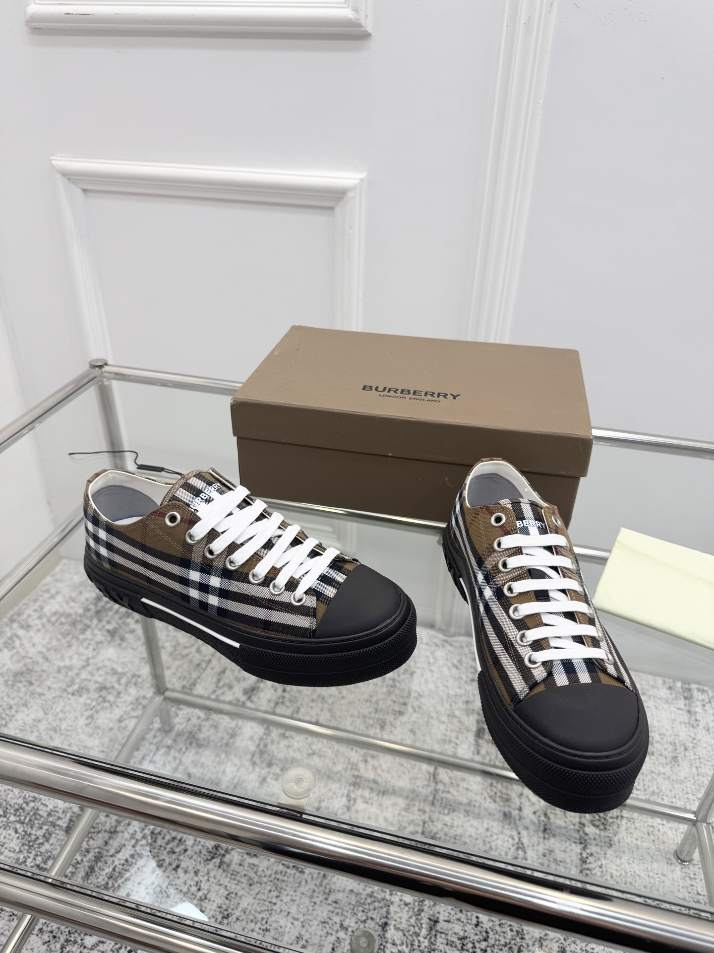 バーバリー「Burberry」バーバリー テラス スニーカー / ユニセックスキャンバスシューズ