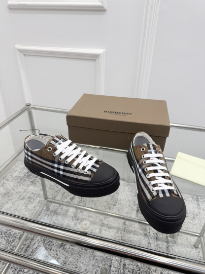 バーバリー「Burberry」バーバリー テラス スニーカー / ユニセックスキャンバスシューズ