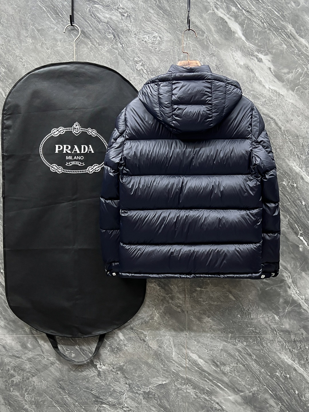 プラダ「Prada」秋冬ダウンジャケット スタンドカラー