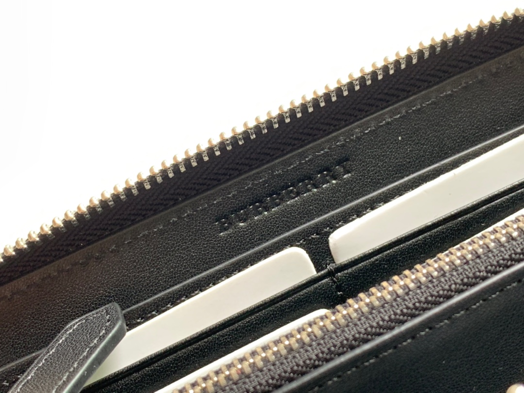 バーバリー「Burberry」ロンドン チェーン ジップ ウォレット