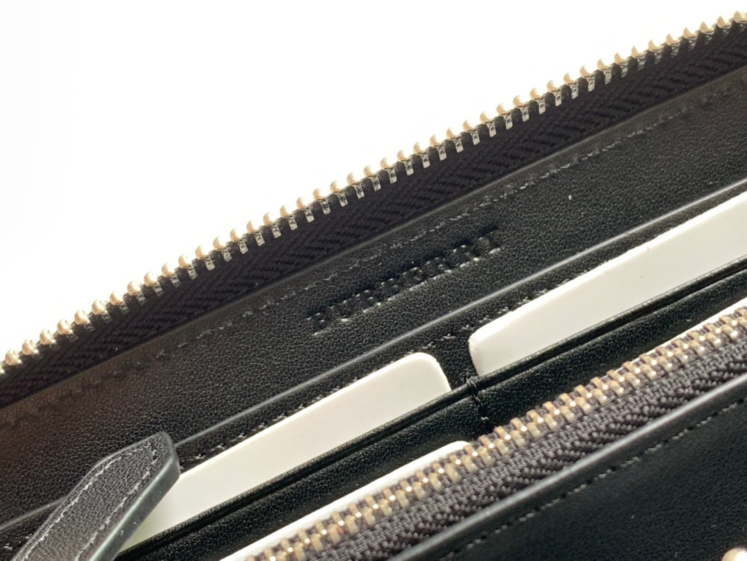 バーバリー「Burberry」ロンドン チェーン ジップ ウォレット