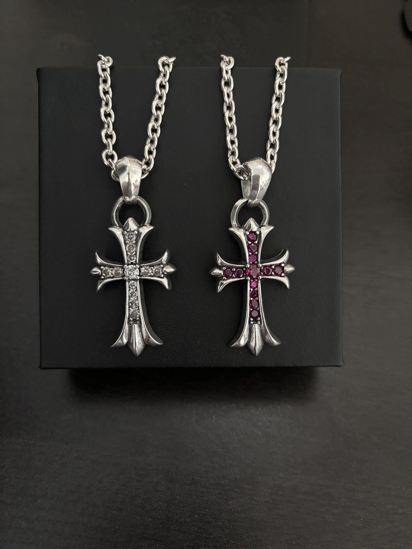 クロムハーツ「Chrome Hearts」のクラシックネックレス - 日常に上品なアクセントを添えるユニセックスモデル