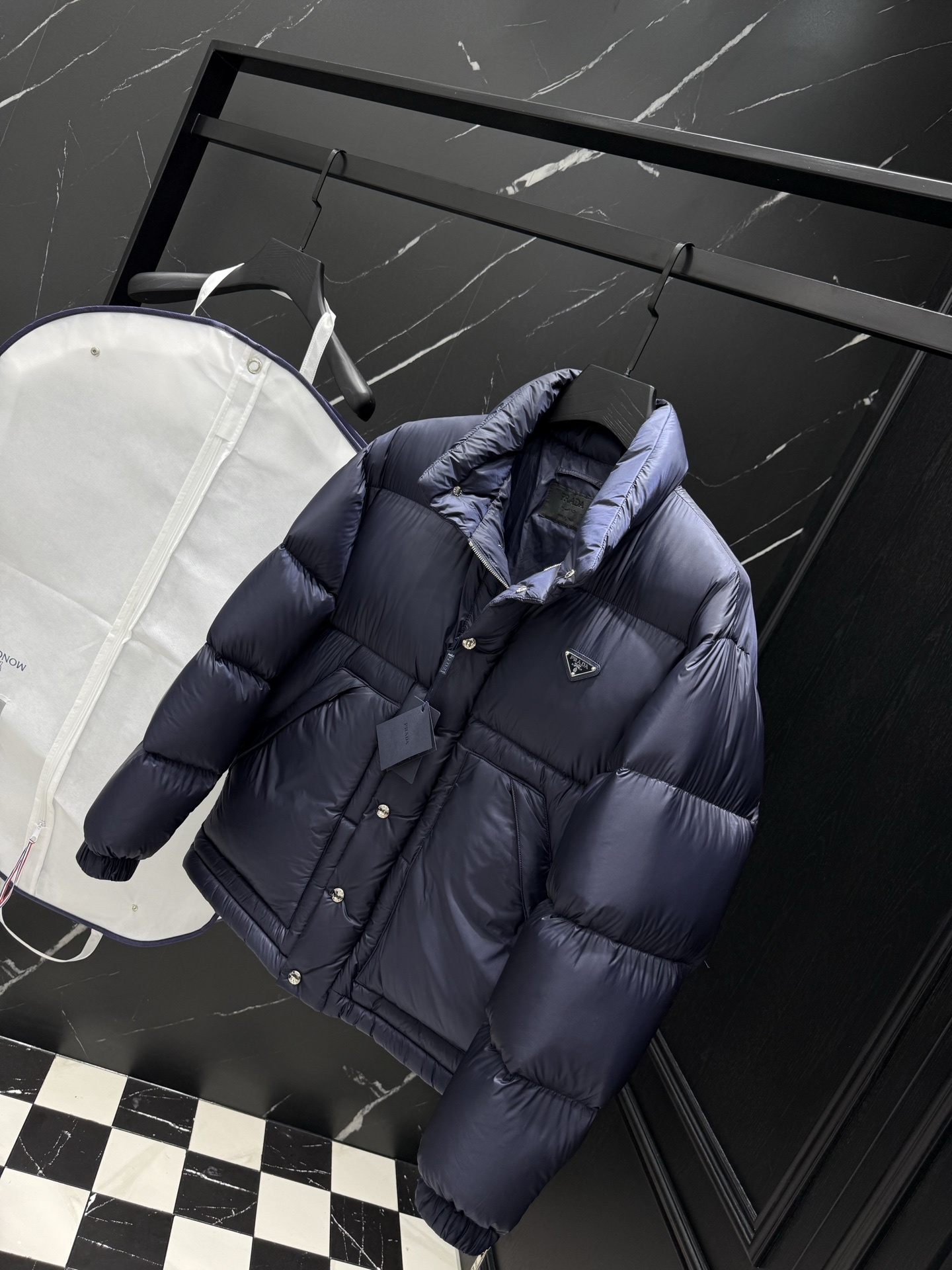 プラダ「Prada」秋冬ダウンジャケット スタンドカラー