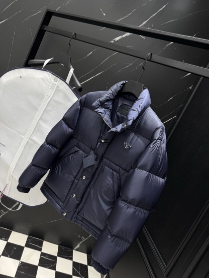 プラダ「Prada」秋冬ダウンジャケット スタンドカラー