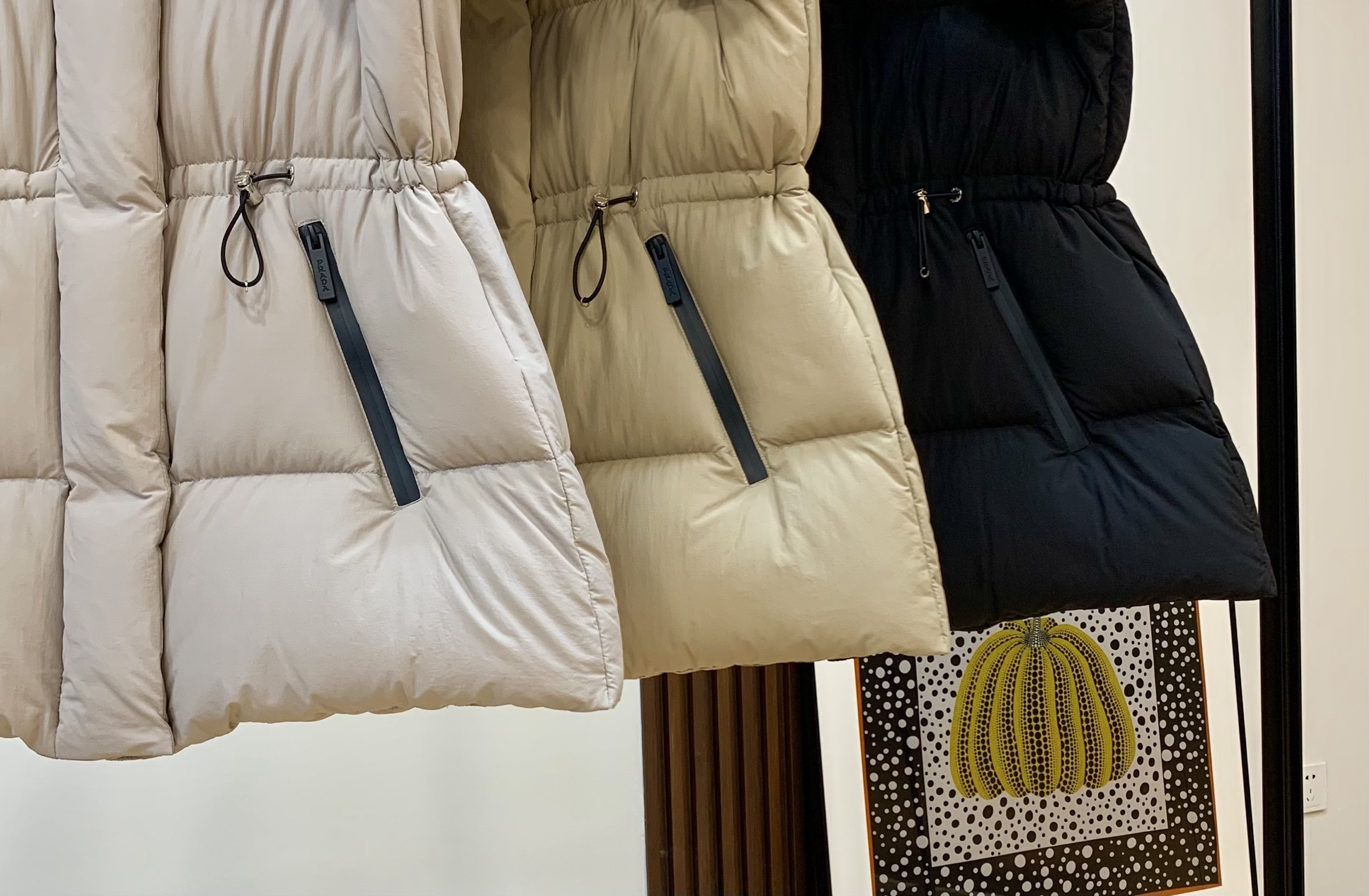 プラダ「Prada」秋冬フード付きダウンジャケット