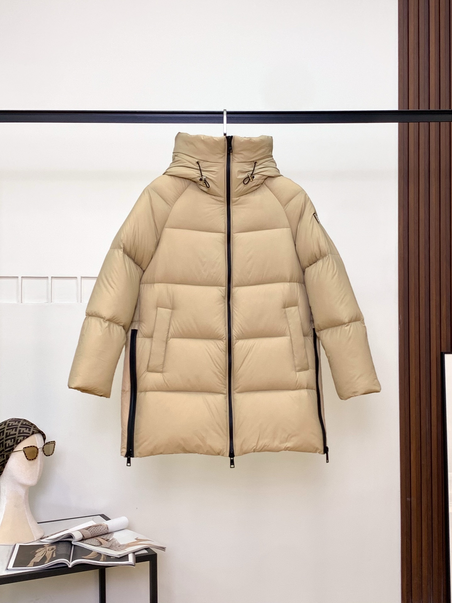 プラダ「Prada」秋冬フード付きダウンジャケット