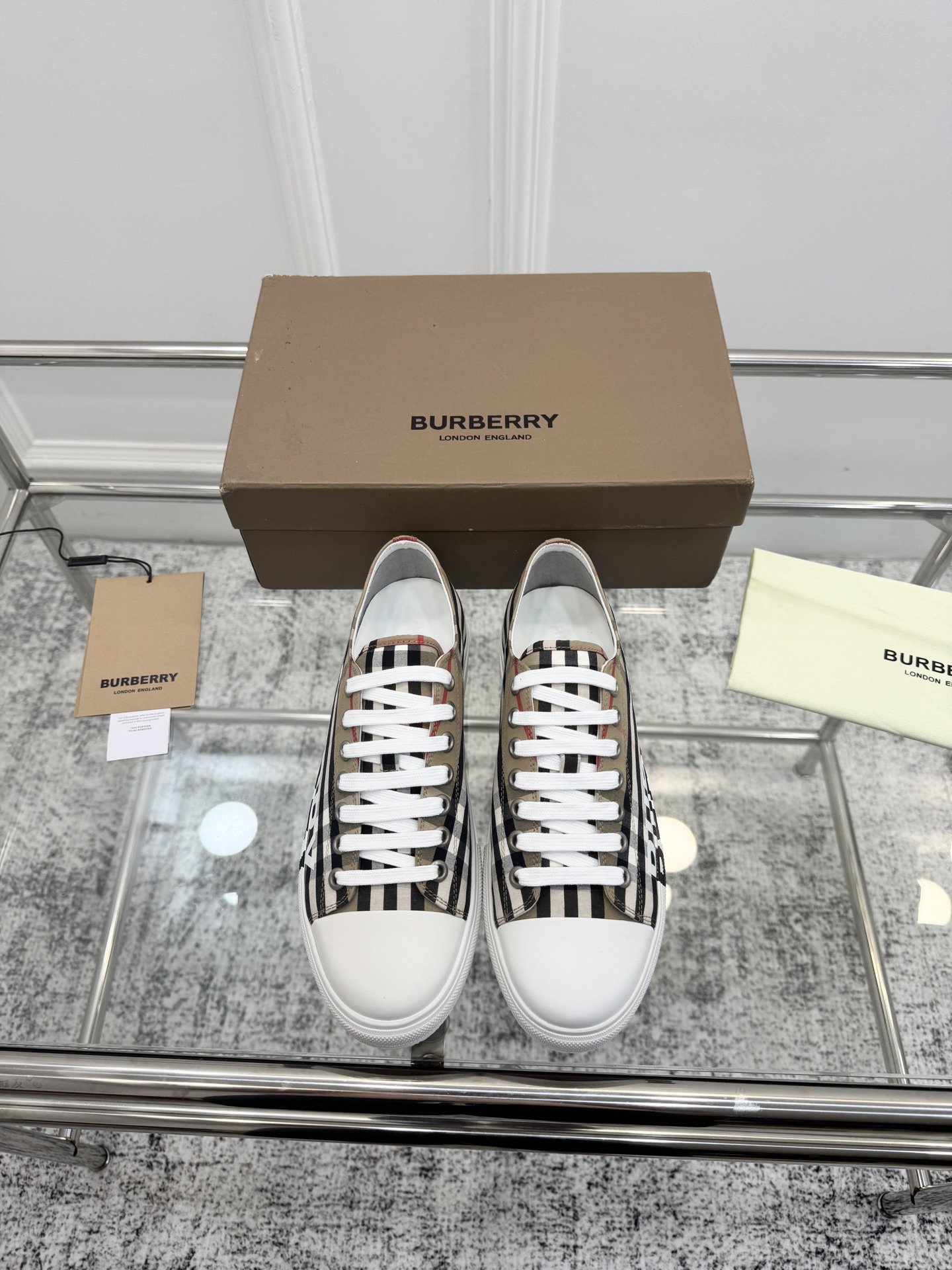 バーバリー「Burberry」バーバリー テラス スニーカー / ユニセックスキャンバスシューズ