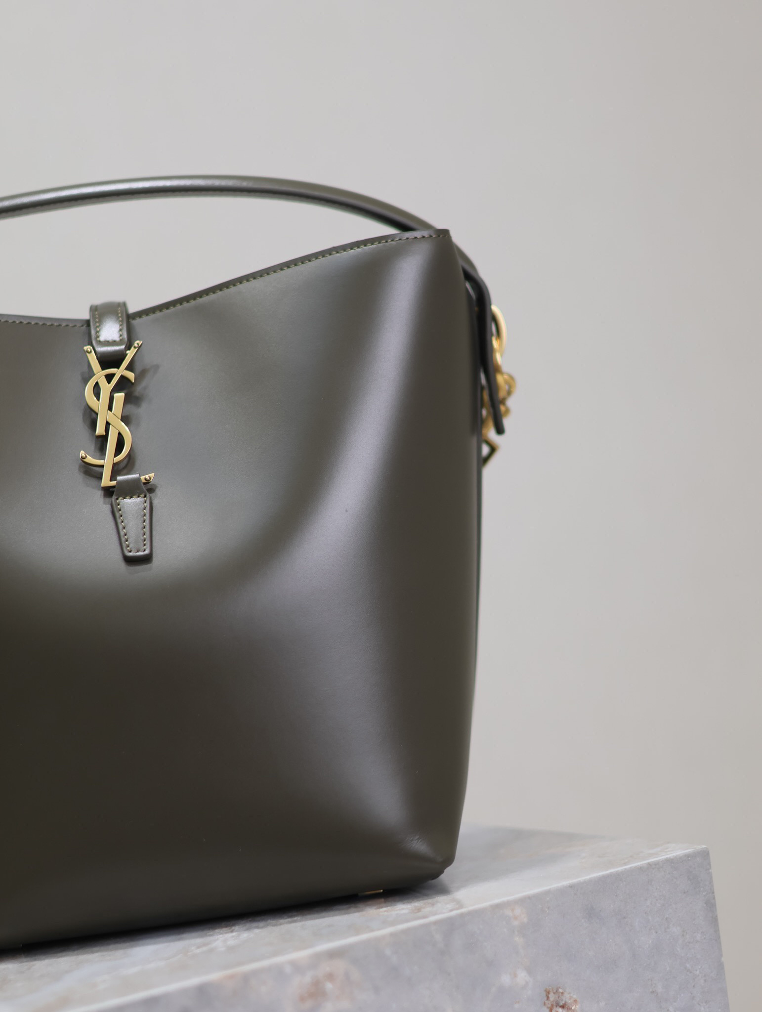 2026サンローラン「SAINT LAURENT LE 5 À 7 バケットショルダーバッグ