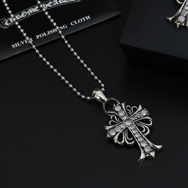 クロムハーツ「Chrome Hearts」のクラシックネックレス - 日常に上品なアクセントを添えるユニセックスモデル