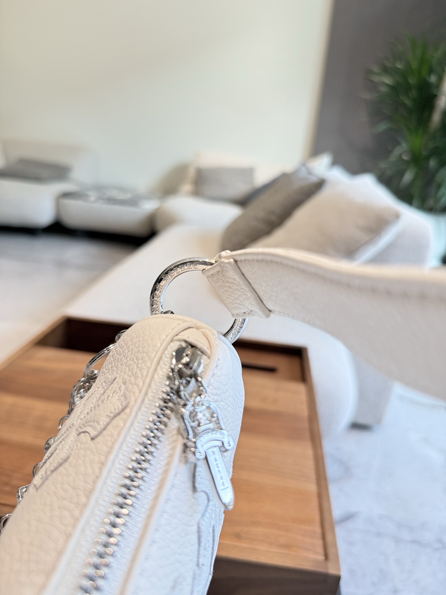 クロムハーツ「Chrome Hearts」十字架のショルダーバッグ