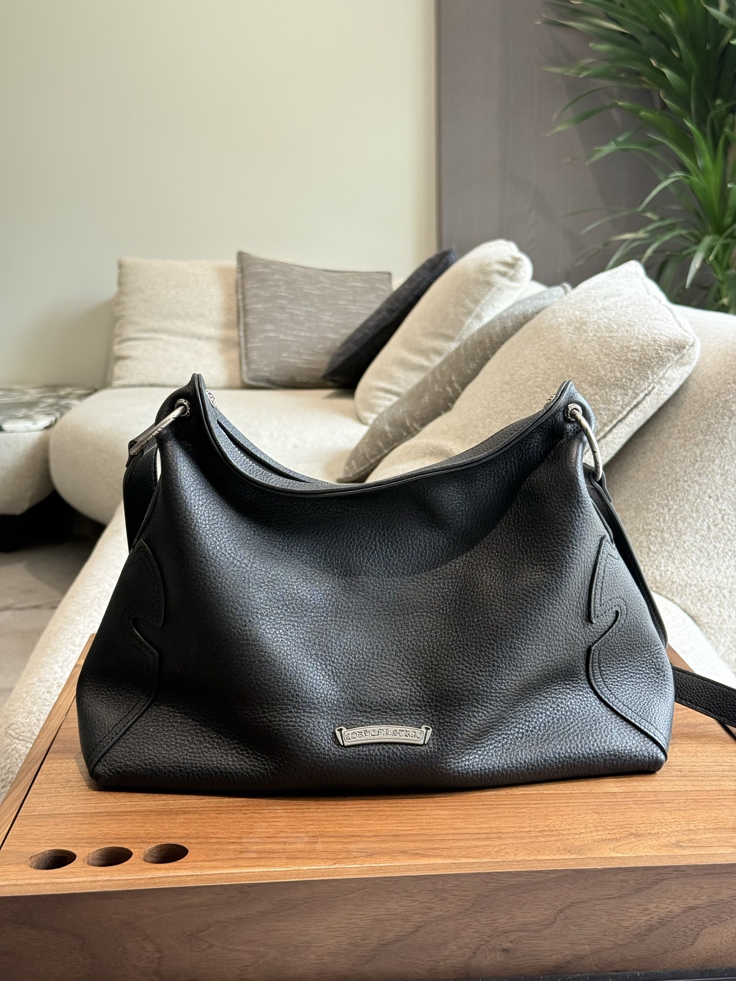 クロムハーツ「Chrome Hearts」十字架のショルダーバッグ