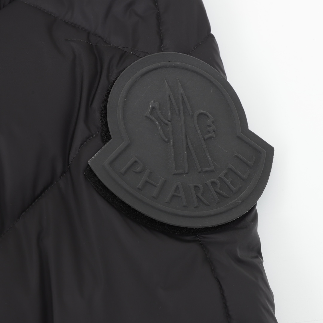 Moncler とのコラボレーションの三角カットの立領ダウンジャケット