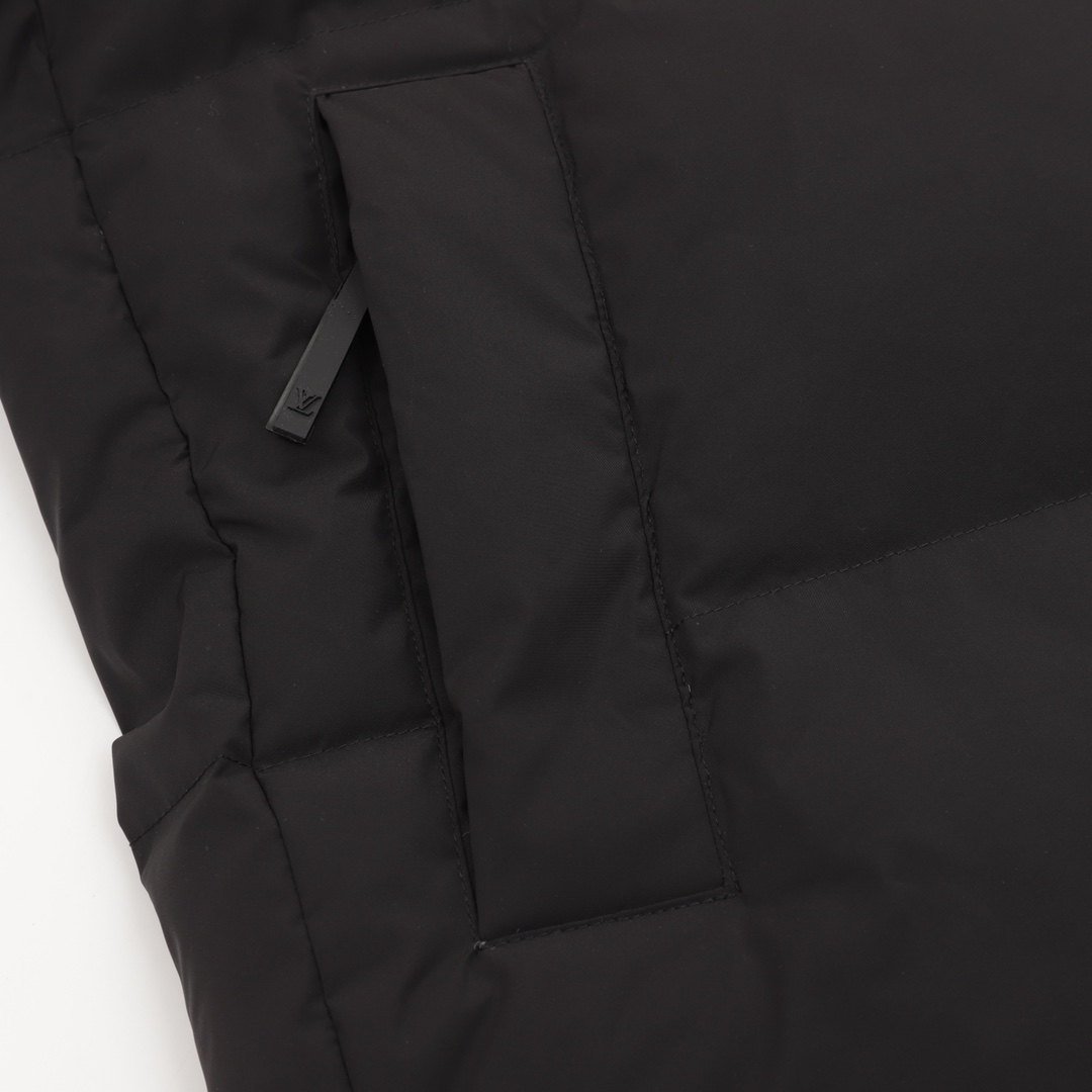 LOUIS VUITTON / ルイ・ヴィトンの袖章付き、暗紋浮彫スプライスダウンジャケット