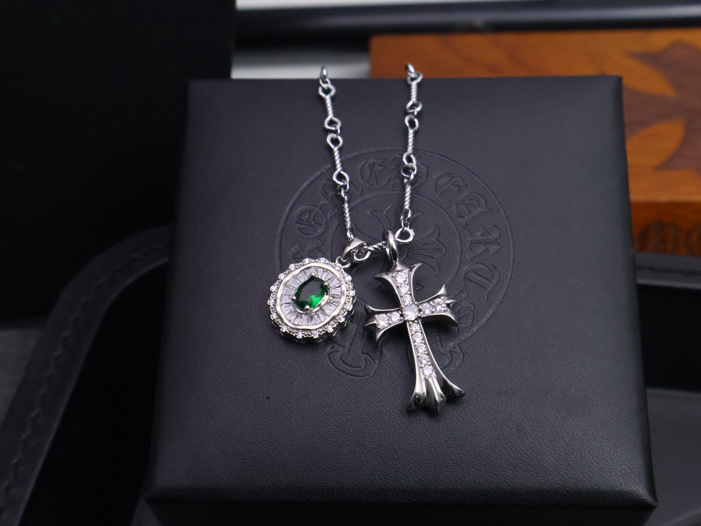 クロムハーツ「Chrome Hearts」のクラシックネックレス - 日常に上品なアクセントを添えるユニセックスモデル