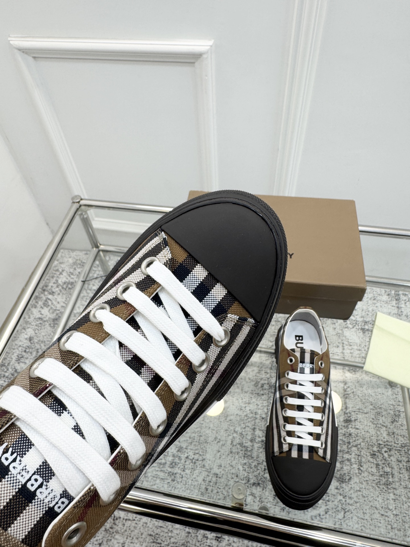 バーバリー「Burberry」バーバリー テラス スニーカー / ユニセックスキャンバスシューズ