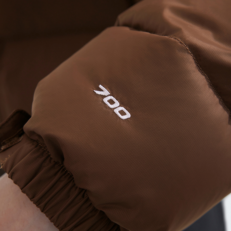 The North Face ICON Nuptse レディース ショート丈 ホワイトグースダウンジャケット。撥水加工済みで、冬季の新作です