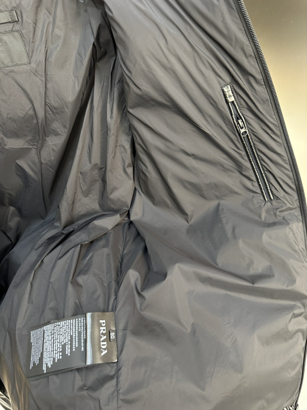 プラダ「Prada」冬の新作 フード付きダウンジャケット