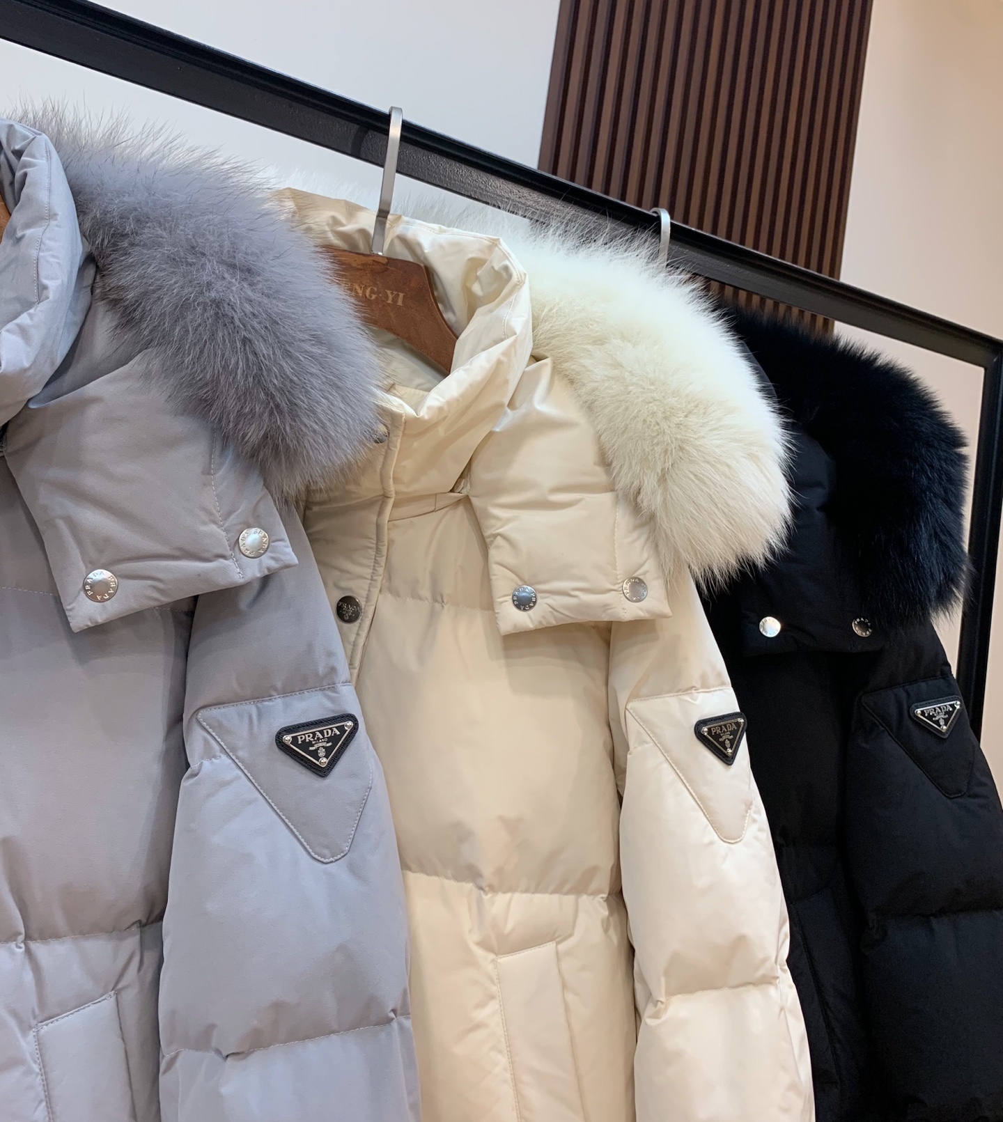 プラダ「Prada」秋冬フード付きダウンジャケット