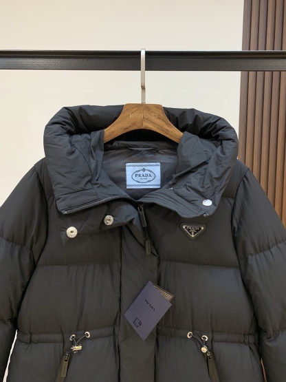 プラダ「Prada」秋冬フード付きダウンジャケット