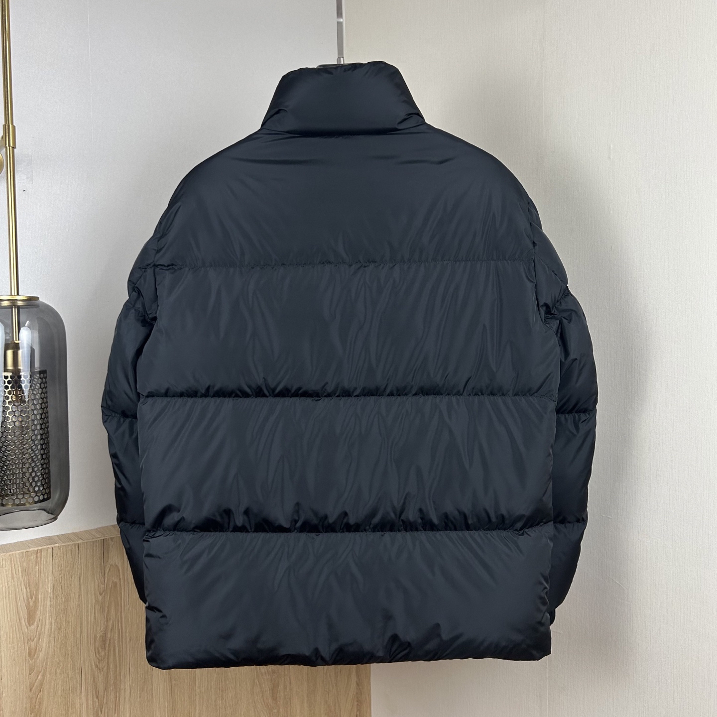 プラダ「Prada」冬の新作 スタンドカラー付きダウンジャケット