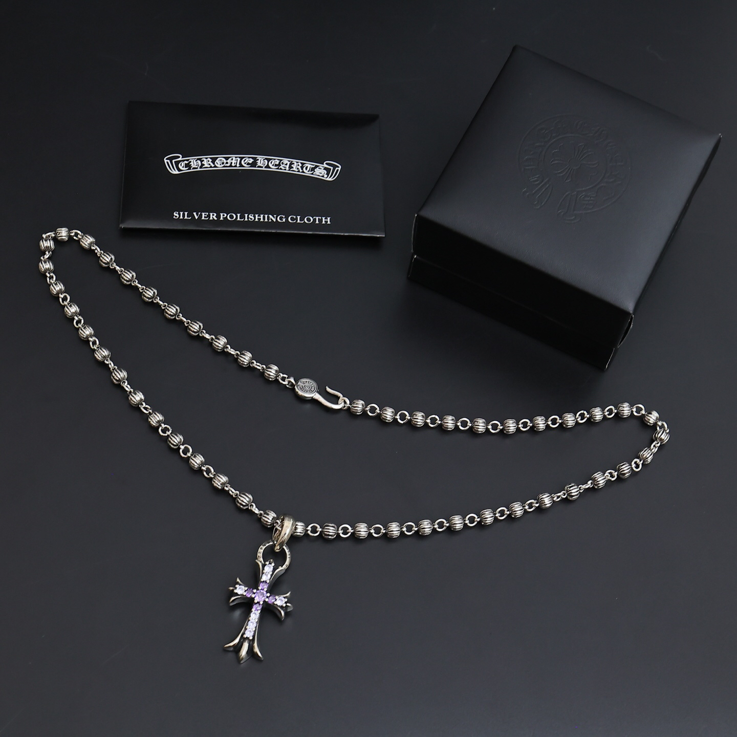 クロムハーツ「Chrome Hearts」のクラシックネックレス - 日常に上品なアクセントを添えるユニセックスモデル