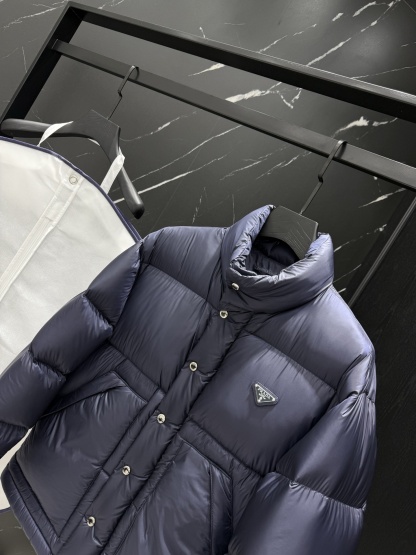 プラダ「Prada」秋冬ダウンジャケット スタンドカラー