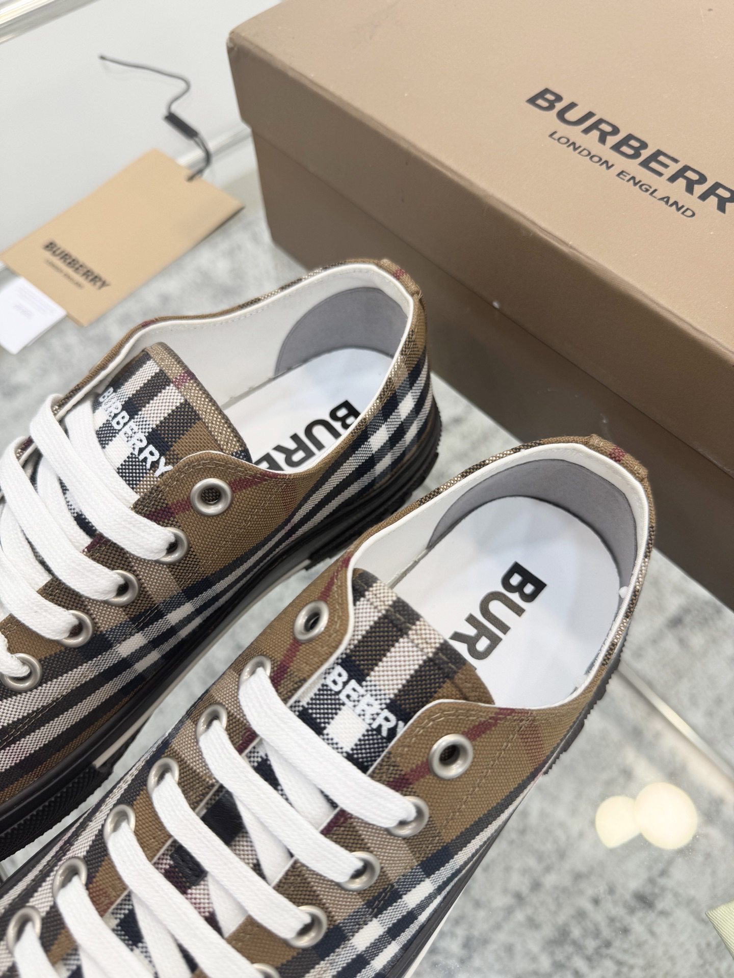 バーバリー「Burberry」バーバリー テラス スニーカー / ユニセックスキャンバスシューズ