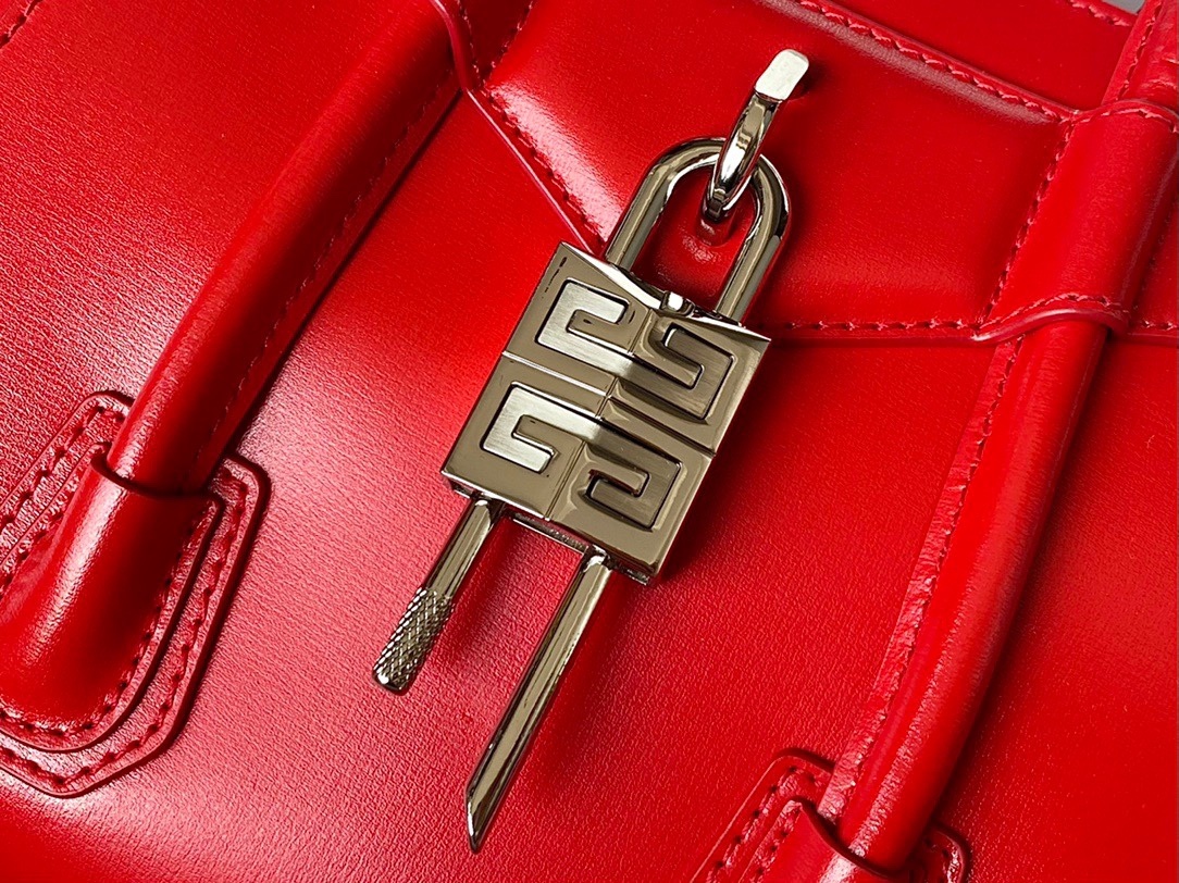 ジバンシィ「Givenchy」スモール アンティゴナ ボックスレザー バッグ