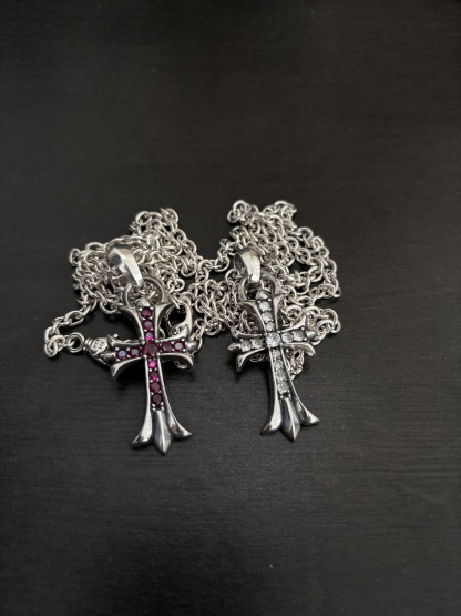 クロムハーツ「Chrome Hearts」のクラシックネックレス - 日常に上品なアクセントを添えるユニセックスモデル