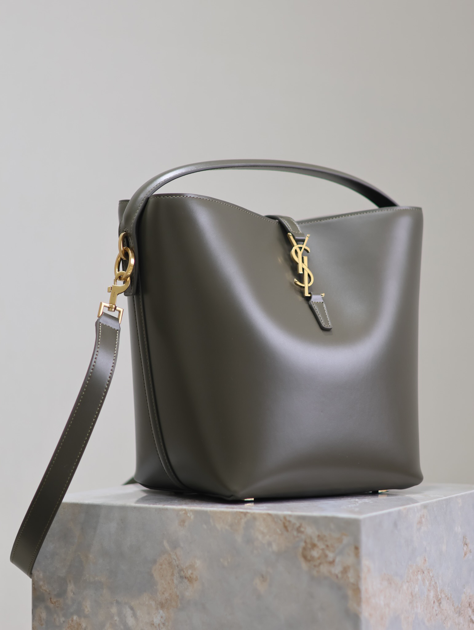 2026サンローラン「SAINT LAURENT LE 5 À 7 バケットショルダーバッグ