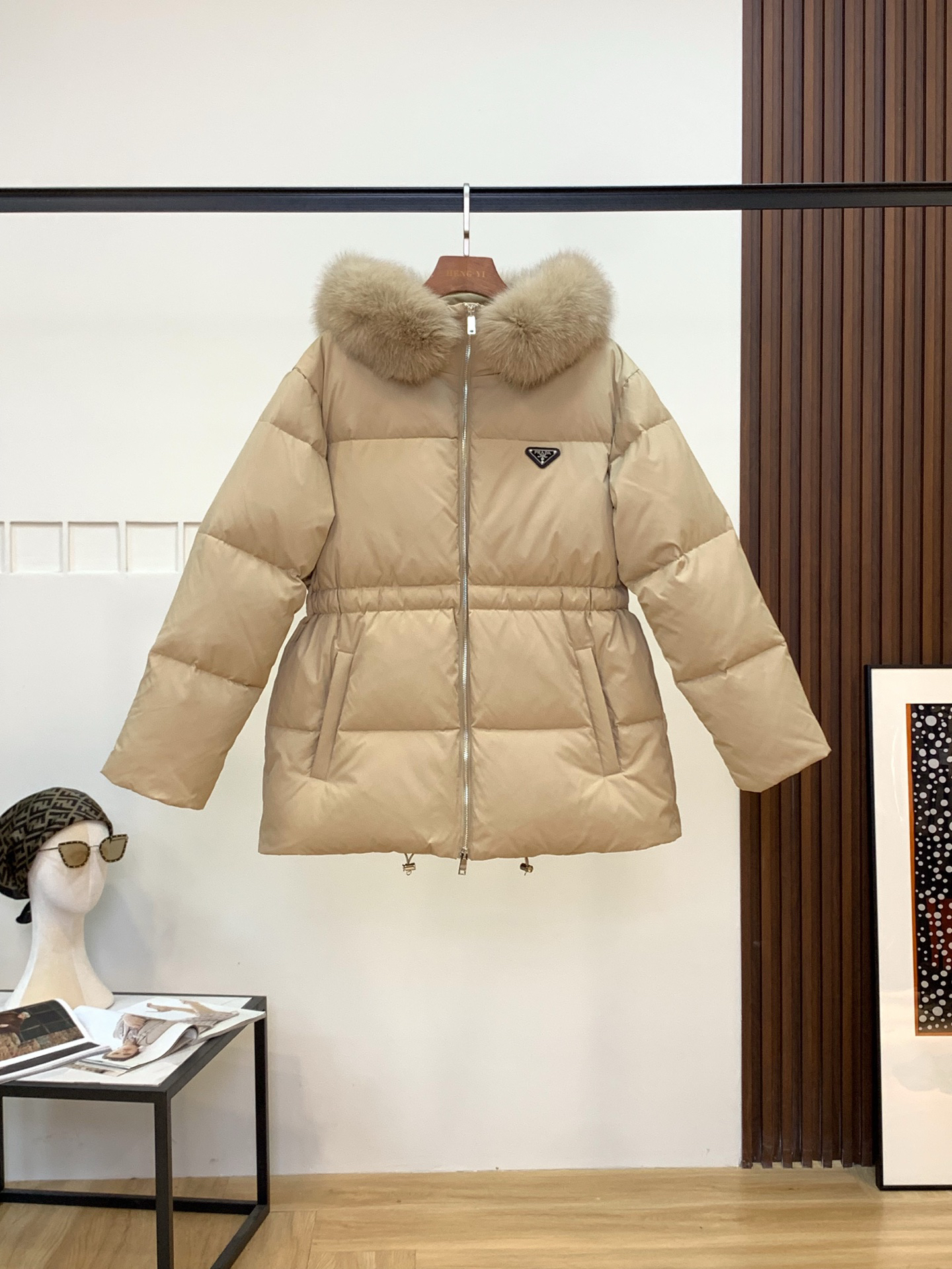 プラダ「Prada」冬の新作 フード付きダウンジャケット